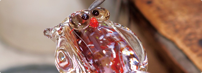 ガラスの塊を慣れた手つきで形成。写真はフクロウの制作場面