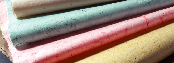 素材の色を活かした生成りから色鮮やかな柄物も