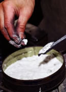 「ホウシャ」と呼ばれる粉をまぶして接合する