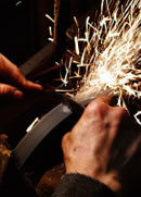 研ぎの工程。鋼の種類で火花も違いが出る